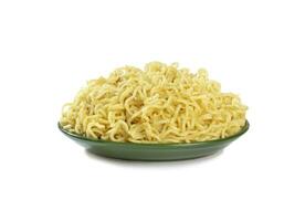 pianura maggi tagliatelle, immediato masala maggi isolato su bianca sfondo foto