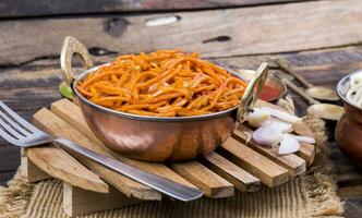 speziato fritte verdura veg rancio mein su di legno tavolo foto