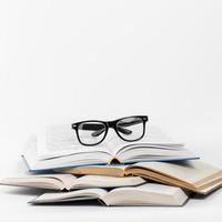 libri aperti con gli occhiali