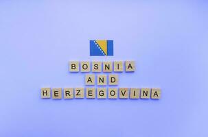 marzo 1, indipendenza giorno di bosnia e erzegovina, un' minimalista bandiera con un iscrizione nel di legno lettere foto