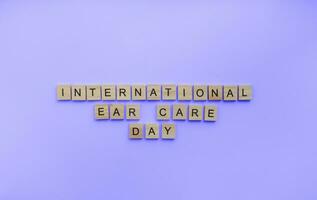 marzo 3, internazionale orecchio cura giorno, internazionale giorno per guerra e udito, un' minimalista bandiera con un iscrizione nel di legno lettere foto