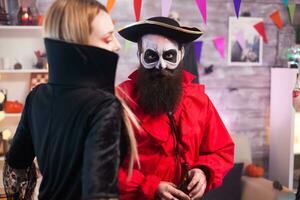 uomo vestito su piace un' pirata con creativo trucco festeggiare Halloween con il suo amici foto
