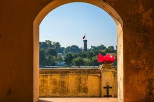 bandiera Torre di hanoi, un' parte di il imperiale cittadella grazie lungo nel hanoi, Vietnam foto