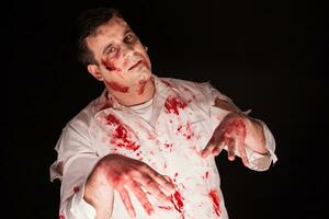 violento zombie con sanguinoso creativo rendere su al di sopra di nero sfondo. morto uomo. foto