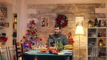 caucasico marito e moglie accogliente nonni per Natale celebrazione. saluto nonni, tradizionale Natale cena nel multigenerazionale famiglia. persone festeggiare con festivo fatti in casa pasto. vacanza spirito Natale vigilia foto