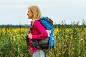 donna escursionista nel il natura foto