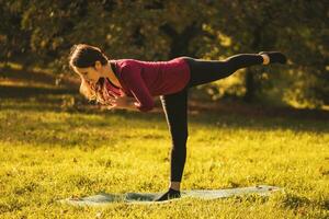 bellissimo donna fare yoga nel il natura, foto