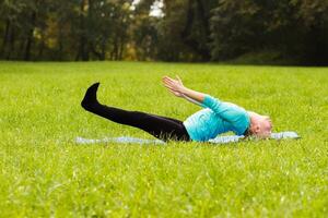 donna che fa yoga in natura foto