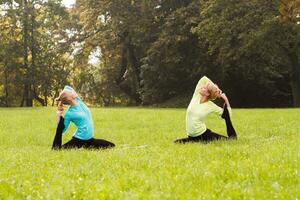 Due donna fare yoga nel natura. foto