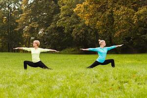 Due donna fare yoga nel natura. foto