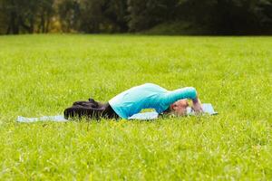 donna che fa yoga in natura foto