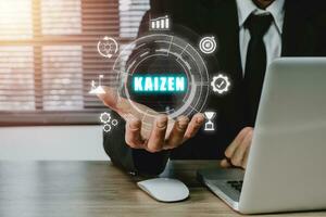 kaizen concetto, uomo d'affari mano Tenere kaizen icona su virtuale schermo, attività commerciale filosofia e aziendale strategia concetto di continuo miglioramento. foto