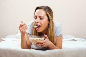 donna avendo salutare prima colazione foto