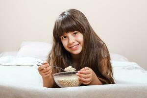 poco ragazza avendo salutare prima colazione foto