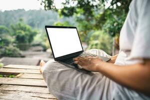 Lavorando su un' il computer portatile su il balcone di un' nazione Casa foto