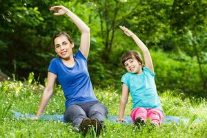 madre e figlia esercizio foto