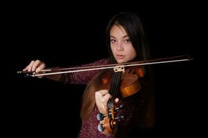 giovane asiatico donna giocando violino foto