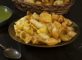 indiano prima colazione piatto sola fali o masala papri servito con verde chutney foto