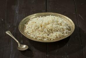 indiano cumino riso o Jeera riso su di legno sfondo foto