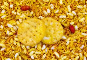 indiano strada speziato cibo bhel puri è un' salato merenda foto