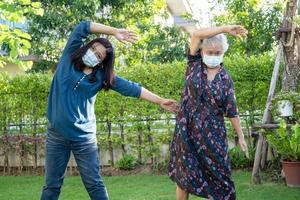 asiatico anziano o anziana signora anziana esercizio paziente con felice fresco godere nel parco, sano forte concetto medico foto