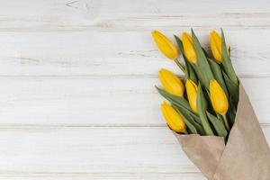 assortimento piatto di tulipani gialli con copia spazio