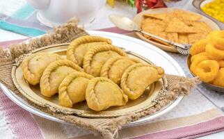 gujiya o Gujia è un' indiano dolce cibo foto