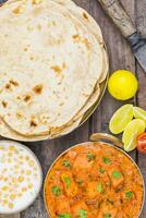 indiano delizioso cucina paneer tikka masala con tandoori chapati su di legno sfondo foto