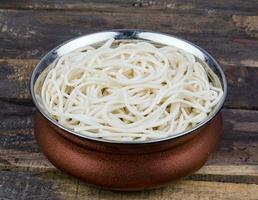 bollito rancio mein o hakka tagliatelle su di legno sfondo foto