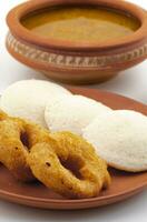Sud indiano popolare prima colazione idli vada servito con sambar e Noce di cocco chutney foto
