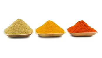 indiano colorato spezie anche conoscere come rosso peperoncino polvere, Curcuma polvere, coriandolo polvere foto