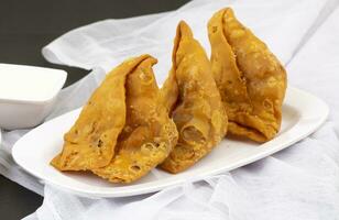 indiano strada cibo samosa o Samosa è un' croccante e speziato triangolo forma merenda foto