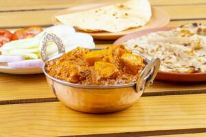 indiano delizioso speziato vegetariano cucina paneer toofani su di legno giallo sfondo foto