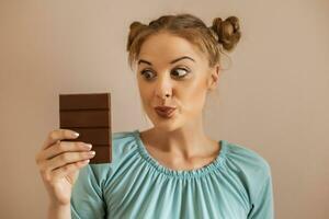 ritratto di carino donna guardare con desiderio a cioccolato.tonico Immagine. foto