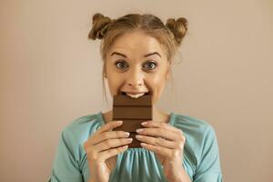ritratto di contento carino donna gode mangiare cioccolato.tonico Immagine foto
