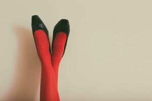 bellissimo gambe di un' donna nel rosso collant e alto tacchi su nel davanti di parete.tonica foto