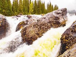 fiume che scorre veloce alle cascate rjukandefossen, hemsedal, norvegia foto