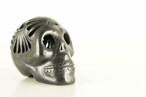un' cranio testa figurina su un' bianca superficie foto