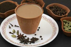 indiano popolare bevanda masala chai o masala su nero sfondo foto