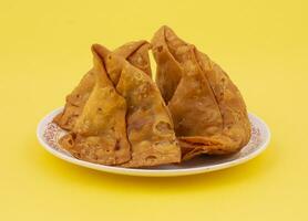 indiano strada cibo samosa o Samosa è un' croccante e speziato triangolo forma merenda foto