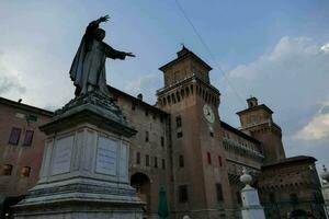 un' statua di un' uomo in piedi nel davanti di un' edificio foto