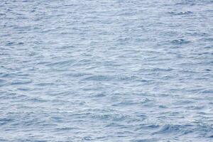 il oceano è blu e ha piccolo onde foto