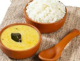 indiano tradizionale cucina kadhi chawal anche conoscere come curry Chawal, Yogurt curry con riso su bianca sfondo foto