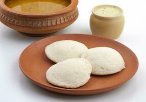 Sud indiano popolare prima colazione idli o folle servito con sambar e Noce di cocco chutney foto