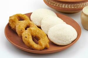 Sud indiano popolare prima colazione idli vada servito con sambar e Noce di cocco chutney foto