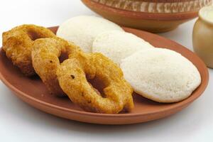 Sud indiano popolare prima colazione idli vada servito con sambar e Noce di cocco chutney foto