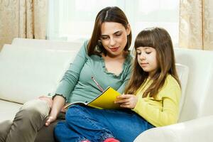 madre e figlia fare compiti a casa insieme foto