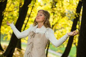 bellissimo boho ragazza gode nel il parco foto