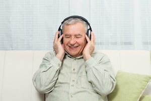 anziano uomo ascoltando musica foto