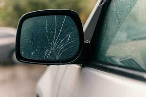 Cracked auto lato specchio - settore automobilistico riparazione e sicurezza concetto foto